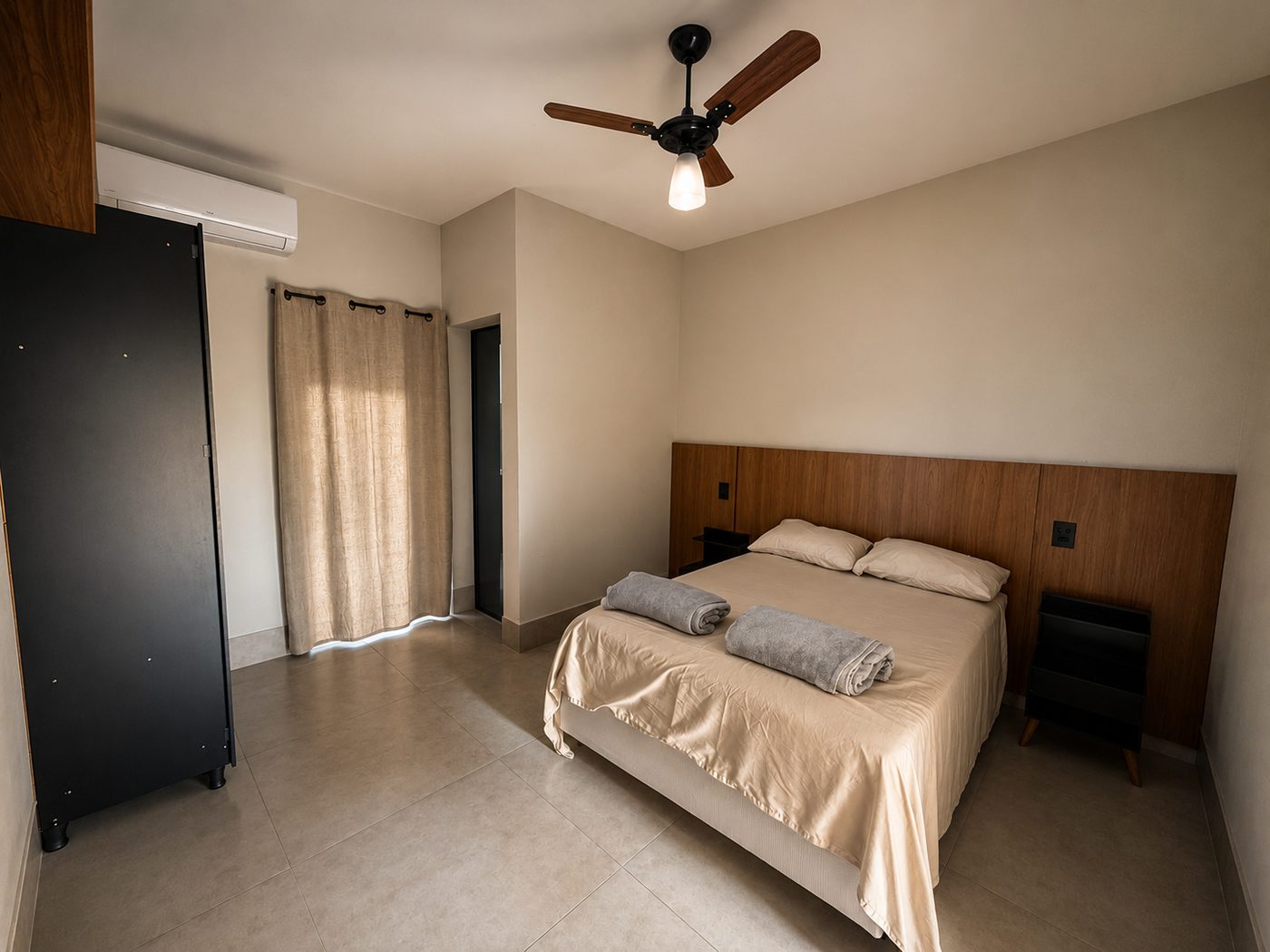 Quarto com cama de casal, guarda-roupa e ar-condicionado