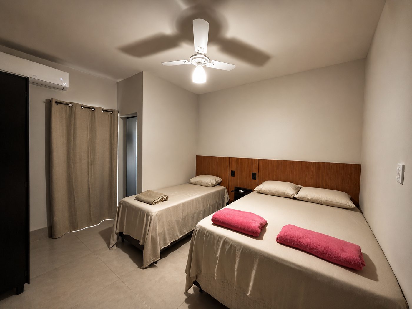 Quarto com cama de casal e cama de solteiro